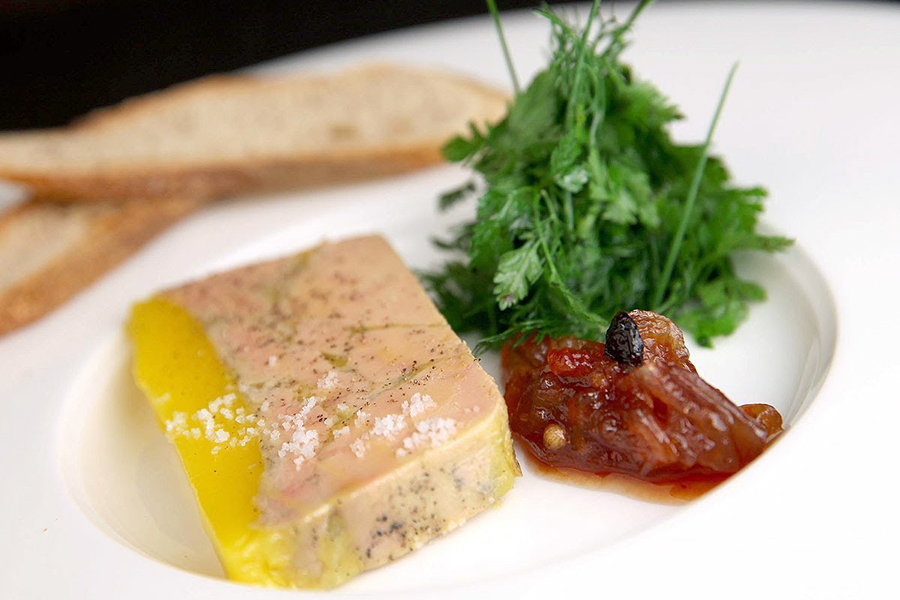 Foie gras au poivre et son chutney de tomates